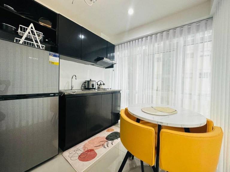 SMTH Suites at Fort Victoria BGC - Yellow One — photo 4