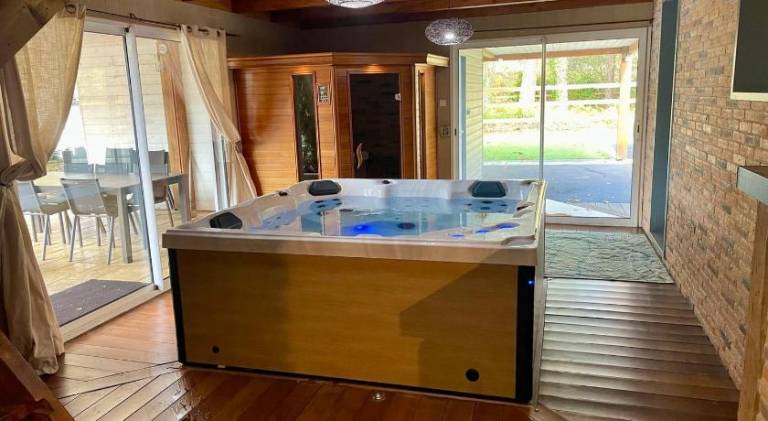Villa with sauna, jacuzzi & patio — photo 5