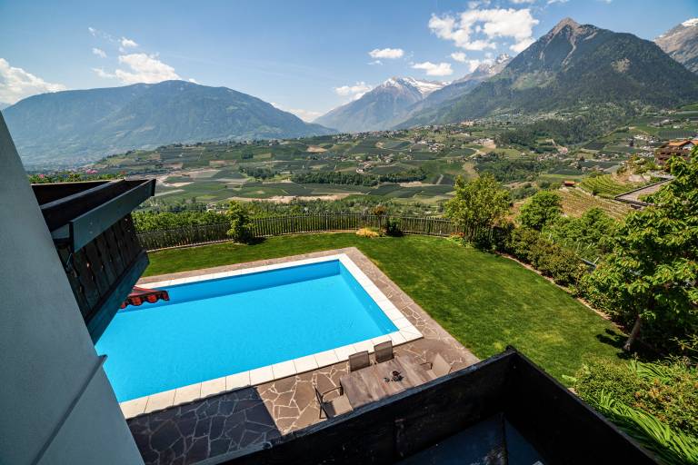 Apartment "Gartenheim Franz" with Mountain View, Shared Pool & Wi-Fi in Schenna