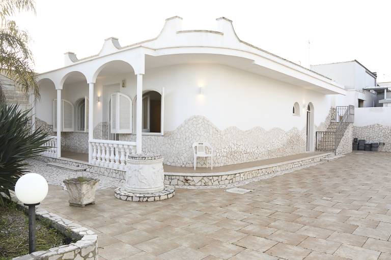House with terrace & yard | Beach view — photo 2