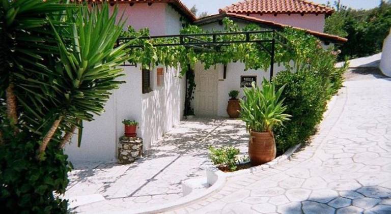 Nice serviced apartment with pool, garden & patio | Close to the beach | Pets allowed in Skiathos
