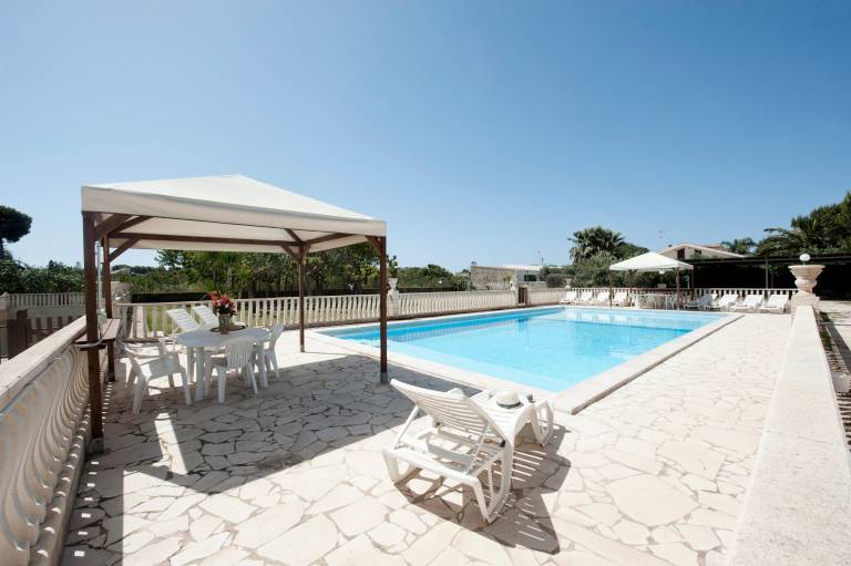 Villa 'Kaukana' with Private Pool, Wi-Fi, and Air Conditioning in Ragusa