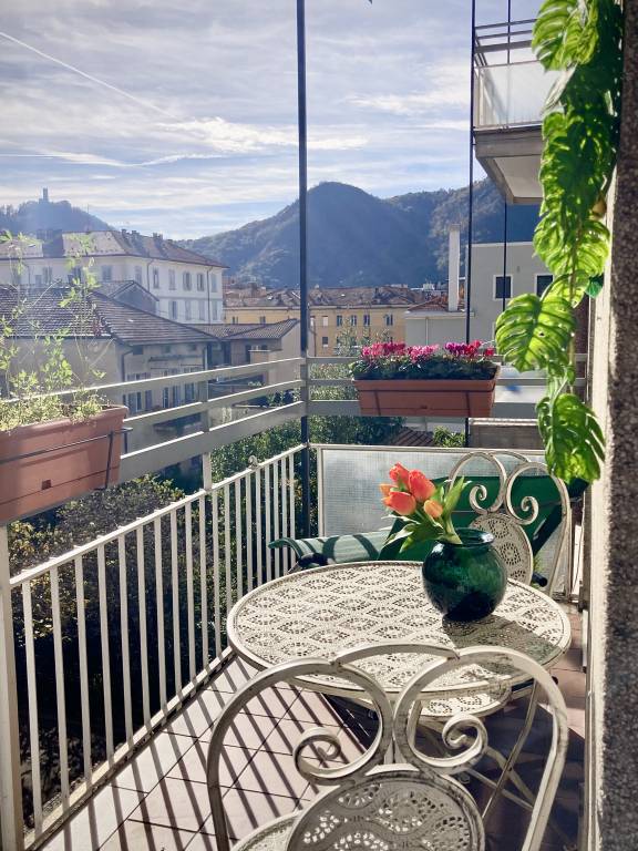 Charming Apartment with Balcony and Jacuzzi