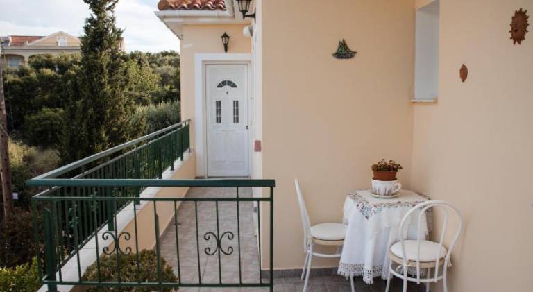 Holiday apartment with BBQ, terrace & yard — photo 4