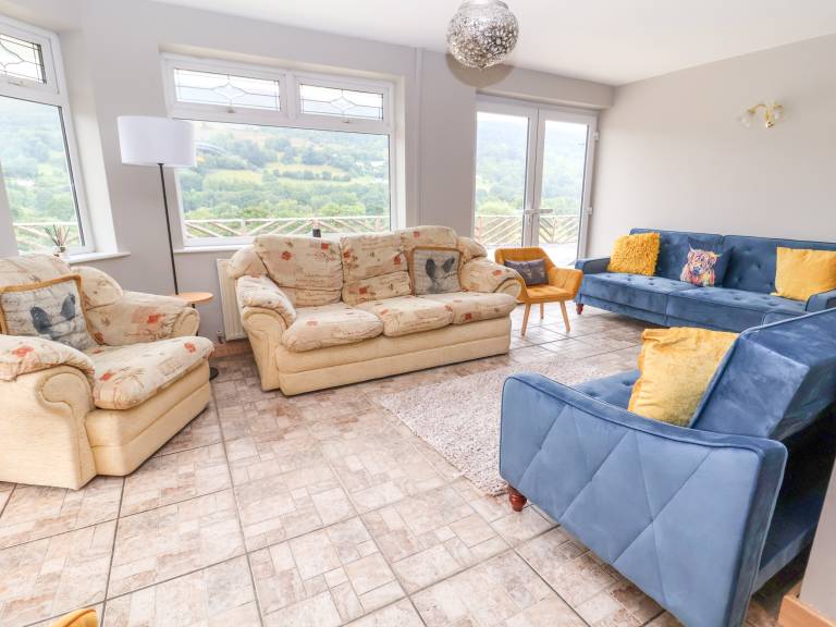 Family-friendly lovely cottage with hot tub, garden & barbecue | Pets are welcome — photo 4