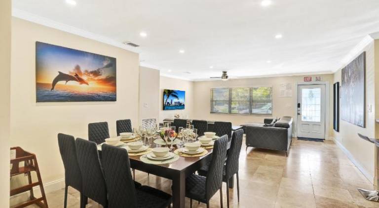 Deluxe Home Heated Pool & Jetted Tub near Beach — photo 3