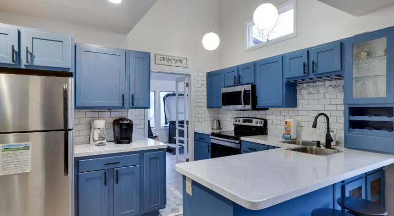 House with jacuzzi — photo 4
