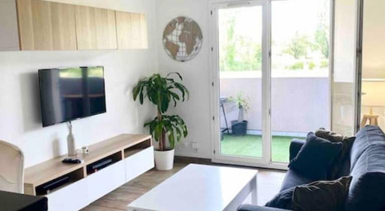 Rental apartment with terrace, yard & private pool | Pets are welcome in Mandelieu-La-Napoule
