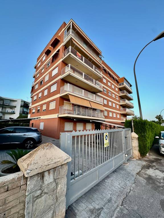 Holiday apartment with yard & pool | City view — photo 5