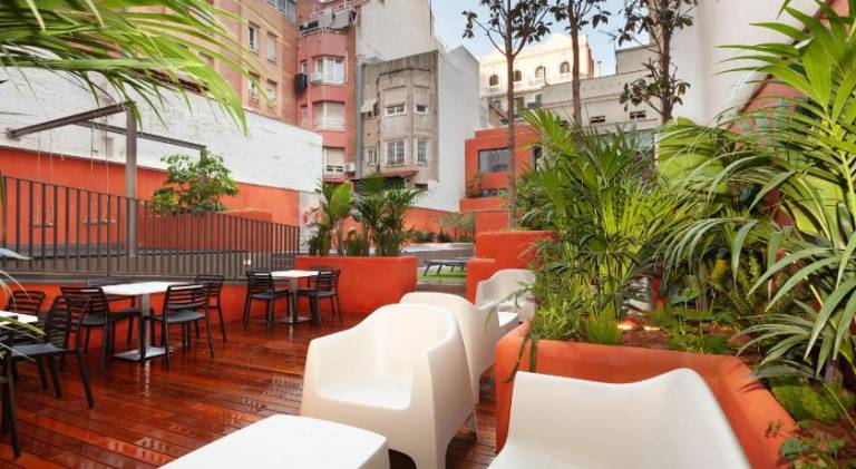 Apartment with patio, pool & yard | Near Casa Milà | Perfect for remote work — photo 3