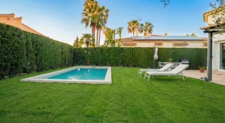 Villa with private pool, BBQ & yard | Suitable for remote work in València