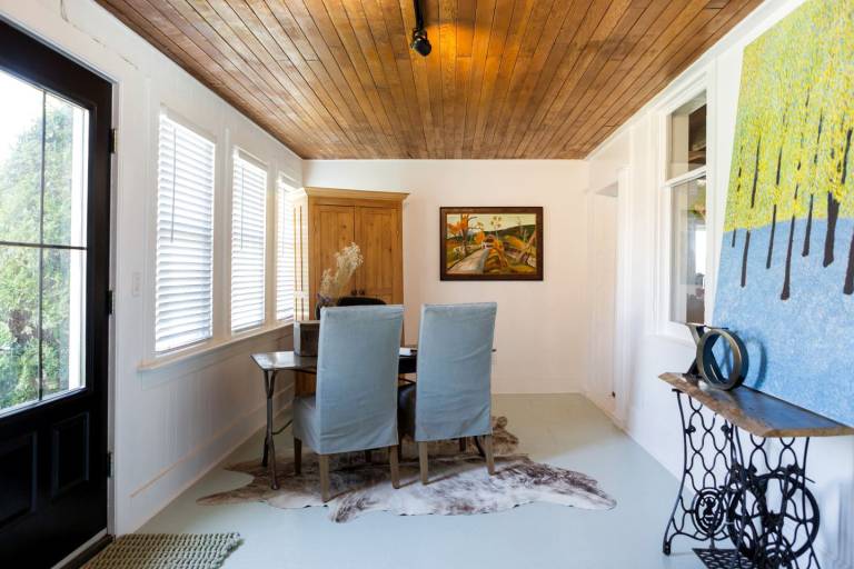 Tranquil Restored Farmhouse Ideal to Disconnect in Ontario — photo 5