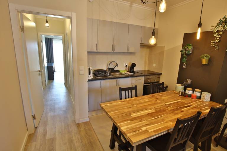 Stylish condo with balcony, swimming pool & airco! — photo 5