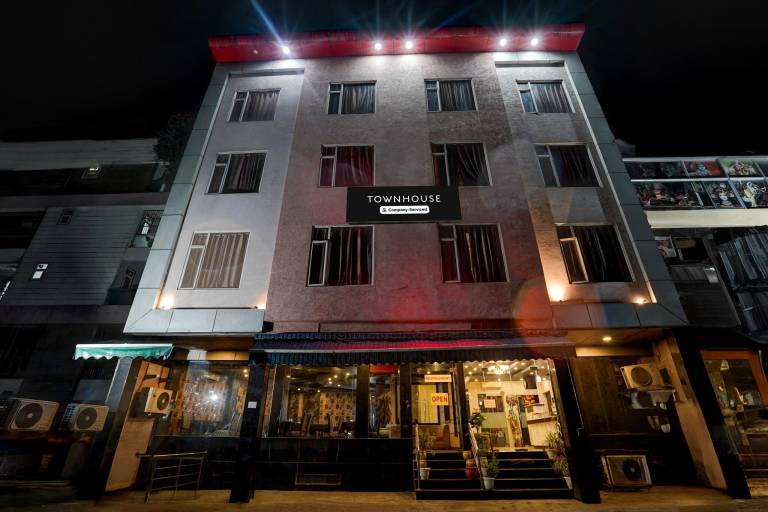 Super Townhouse Bani Park Formerly Aroma Residency