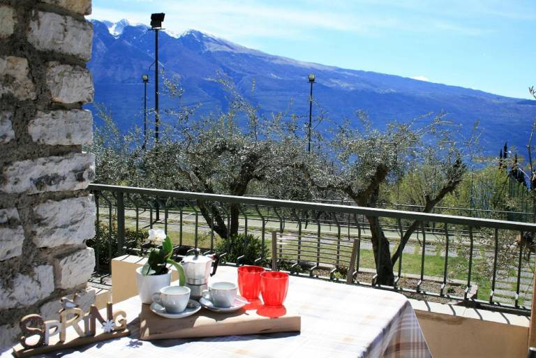 Rental apartment with pool & yard in Tignale