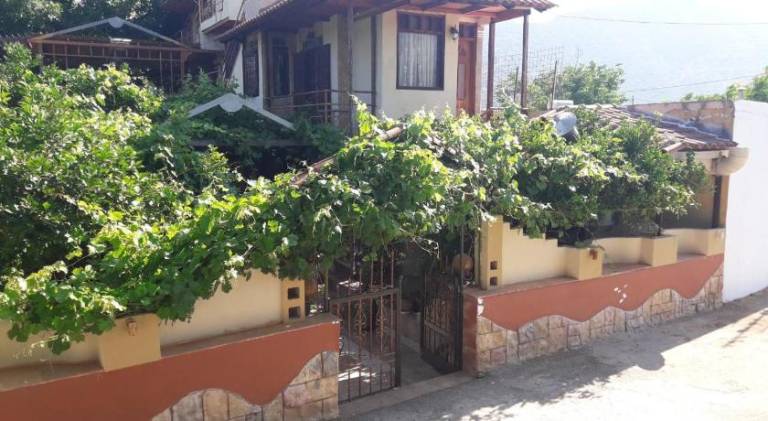 Holiday apartment with yard, grill & patio in Mylopotamos