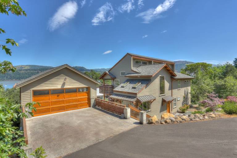 Family-oriented vacation home with patio & private pool | Pets are welcome in Hood River, OR