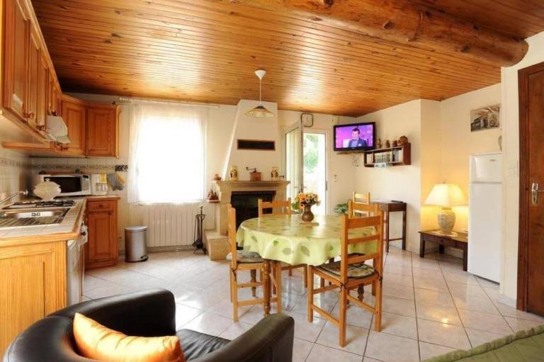 Fully equipped gite with patio, yard & BBQ | Pet-friendly — photo 3
