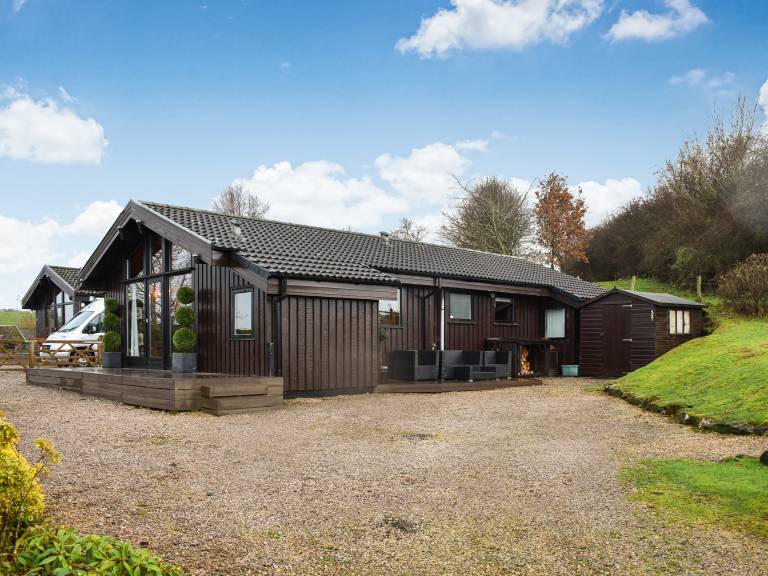 Family-friendly nice cottage with yard | River view | Dogs allowed in Penrith