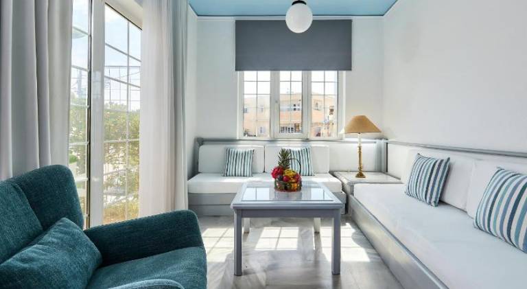 Family-friendly serviced apartment with garden, BBQ & pool | Close to the beach | Pets allowed — photo 2