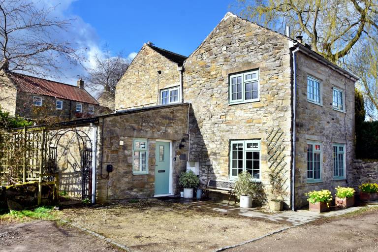 Cottage with terrace, yard & hot tub | Pets are welcome — photo 2
