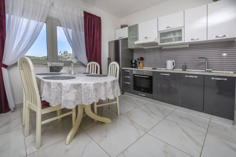Rental apartment with BBQ, patio & yard | Sea view — photo 2