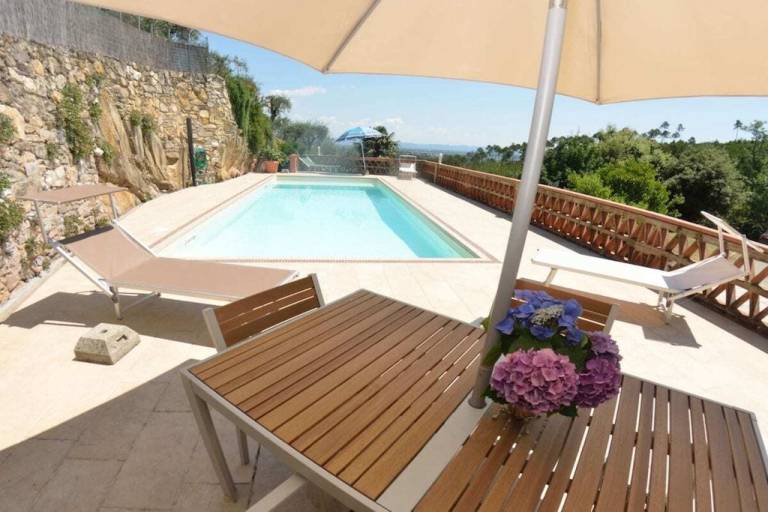 Vacation home with BBQ, pool & garden — photo 4