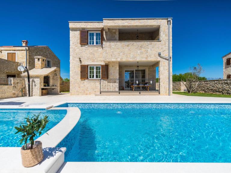 Neue Steinvilla mit beheiztem Pool in Strandnähe in Zadar