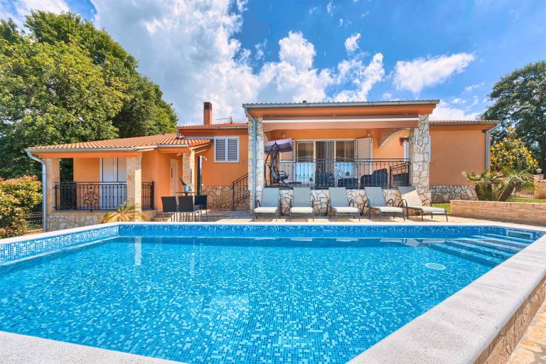 Family-friendly rental with yard, terrace & pool | Pool view | Pet-friendly in Pula