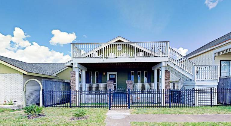 House with yard, patio & grill | Good for workation in Galveston, TX