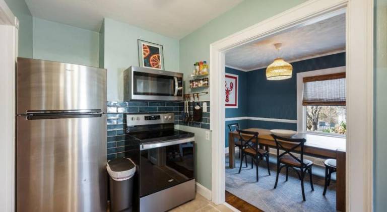 Quaint Cottage in heart of LYH - POOL with HOT TUB! — photo 4