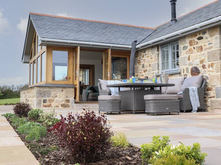 Cottage with yard, hot tub & terrace — photo 3
