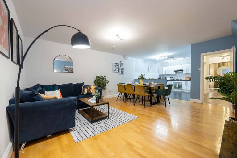 Sleeps 9 Canal Street Apartment by City SuperHost