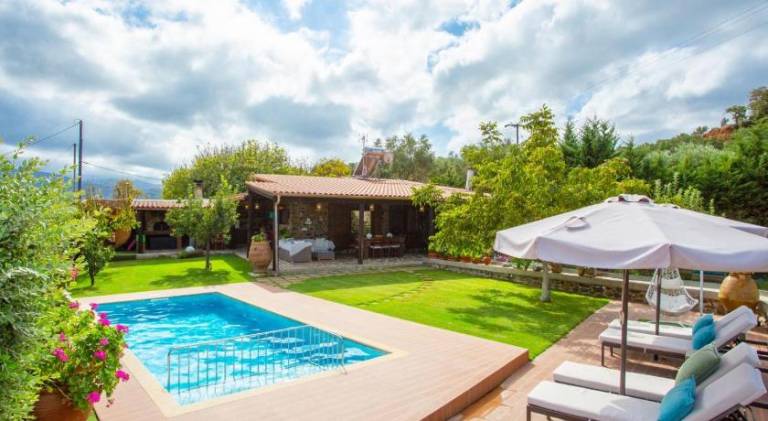 Vacation home with jacuzzi & pool in Platanias