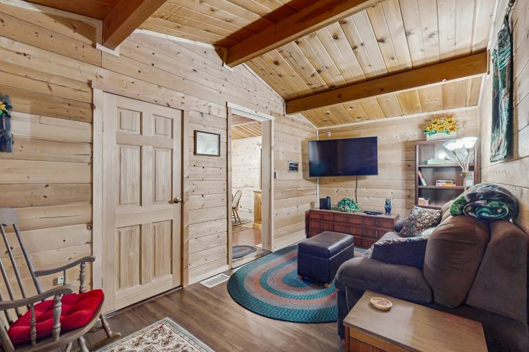 7 Mi to Ski Resorts: Dog-Friendly Sugarloaf Cabin — photo 4