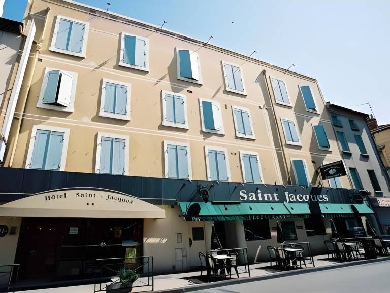 Logis Hotel Saint Jacques in Bourg-les-Valence