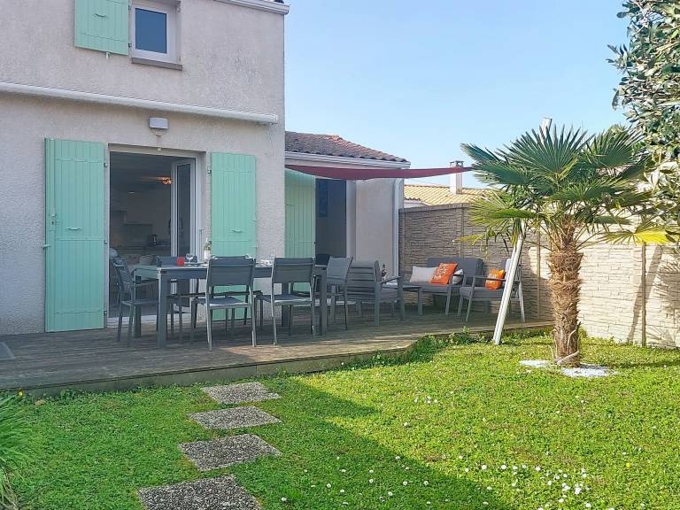 Fully equipped vacation home with yard, barbeque & terrace | Close to the beach | Pet-friendly — photo 3