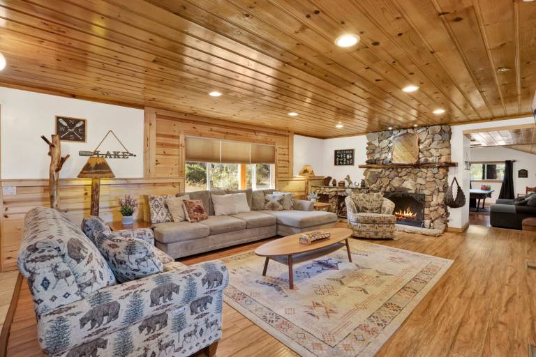 Family Fun Cabin Hot Tub, Game Room & Cozy Fireplace pet Friendly Retreat — photo 2