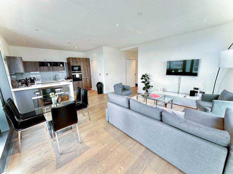 3 Bedroom Penthouse in Nine Elms with Terrace and Lift