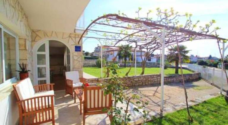 Apartment with patio in Novigrad