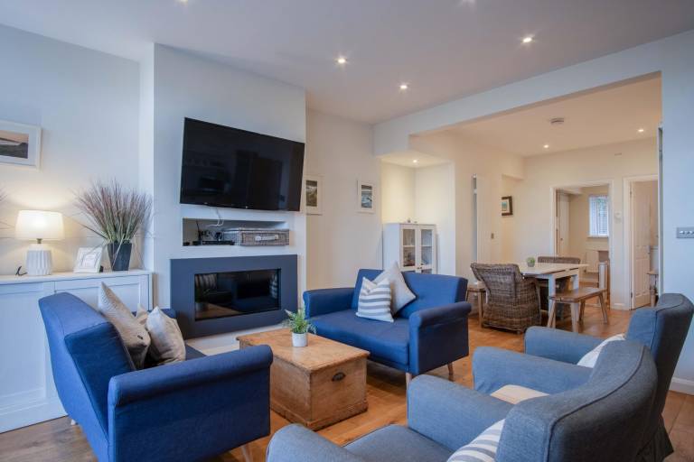 Rental apartment with patio & fast internet | Beach view in Swansea