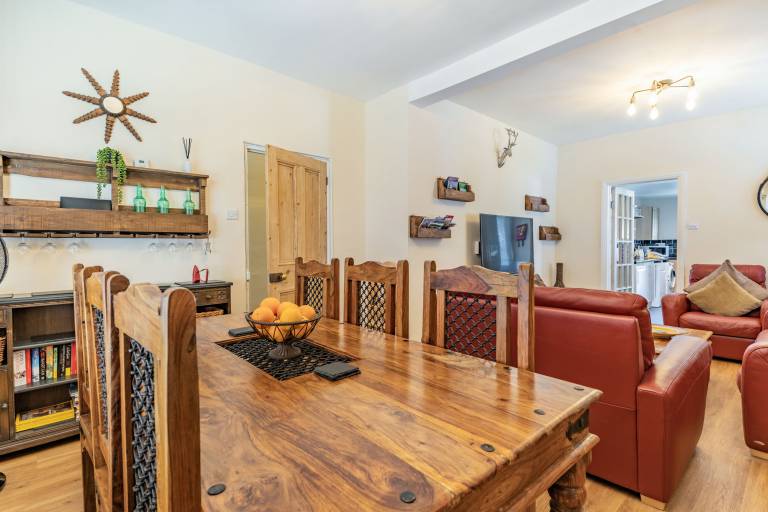 Cottage with barbecue & yard | Beach view — photo 4