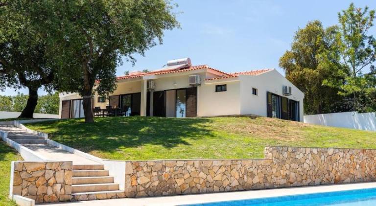 Villa with barbecue, garden & private pool in Albufeira