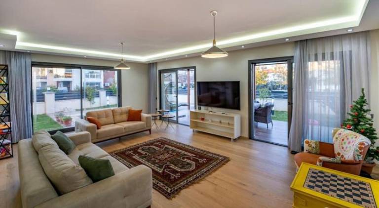 Fully equipped villa with patio, garden & private pool | Perfect for remote work | Dogs allowed — photo 2