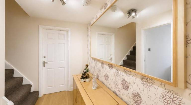 Spacious, Modern and stylish three bedroom home, perfect for work, leisure and contractors, 5 mins — photo 5