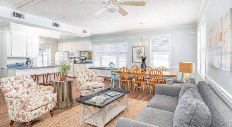 Vacation home with pool | Beach nearby | Pet-friendly — photo 3