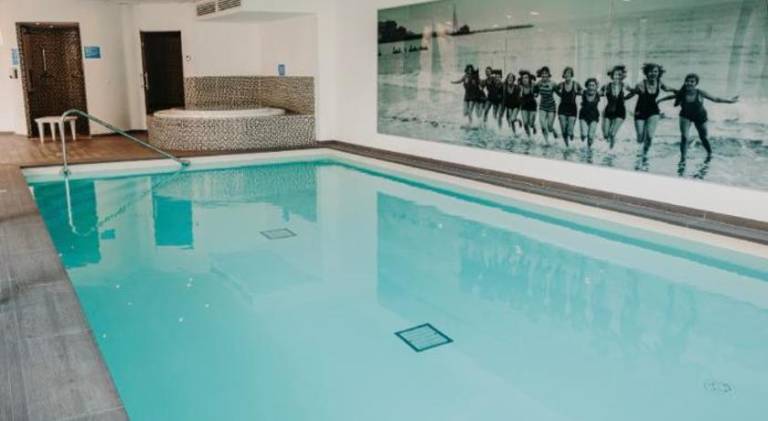 Apartment with pool & hot tub — photo 5