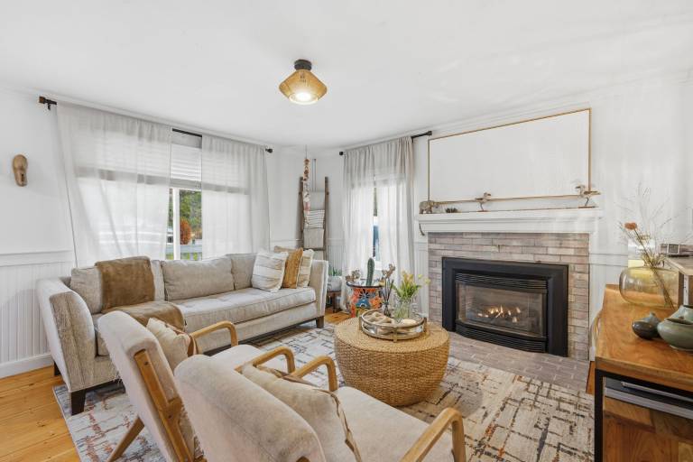 Pet Friendly 3 Level Family Retreat with Fire Pit