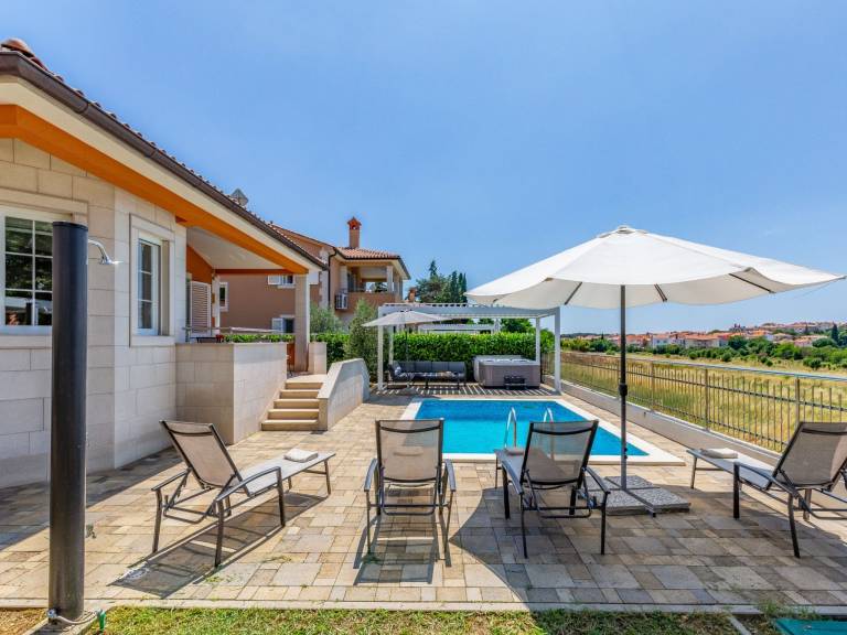 Vacation home with yard, patio & private pool — photo 4