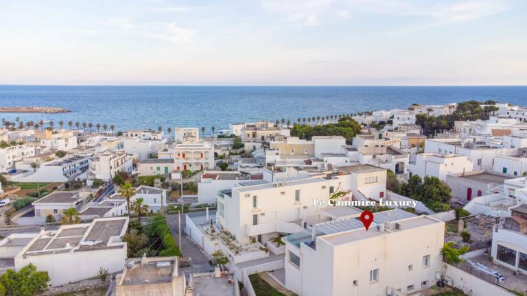 Apartment with hot tub, BBQ & patio | Sea view — photo 3